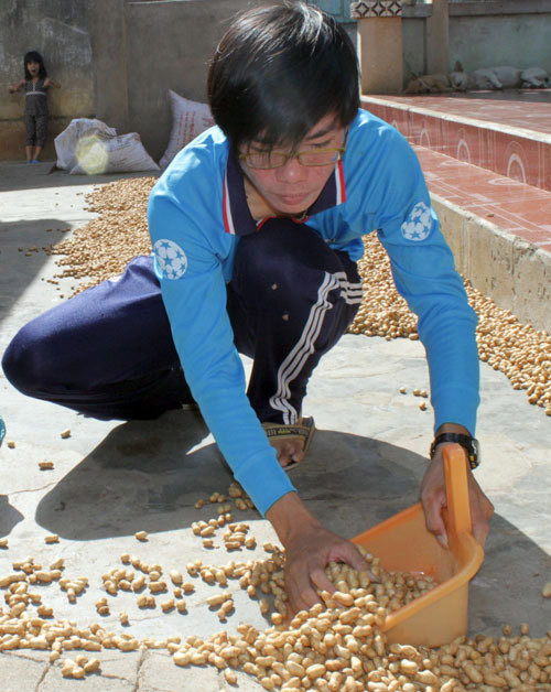 Đỗ Thanh Phong làm việc nhà. Ảnh: Văn Kỳ