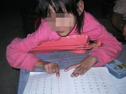 Bé gái tên Vân (nhà ở Q.12, TPHCM), ngồi trước nhà làm học viết, học đọc sau khi từ lớp học chữ về. Tháng 9 tới, Vân mới vào lớp 1. (Ảnh: Hoài Nam). Bé gái tên Vân (nhà ở Q.12, TPHCM), ngồi trước nhà làm học viết, học đọc sau khi từ lớp học chữ về. Tháng 9 tới, Vân mới vào lớp 1. (Ảnh: Hoài Nam)