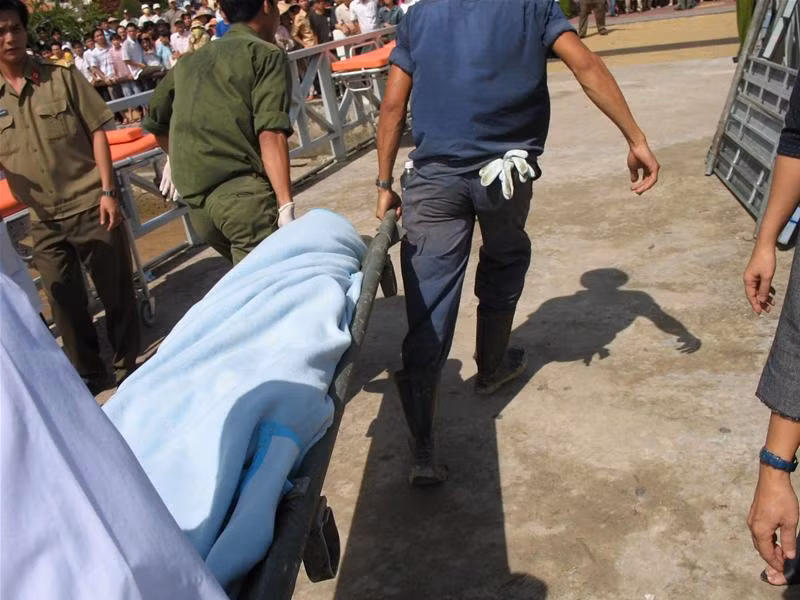 Cấp cứu nạn nhân ngay tại hiện trường. Ảnh : Sáu Nghệ Lại thêm một xác chết được tìm thấy từ đống đổ nát. Ảnh : Sáu Nghệ