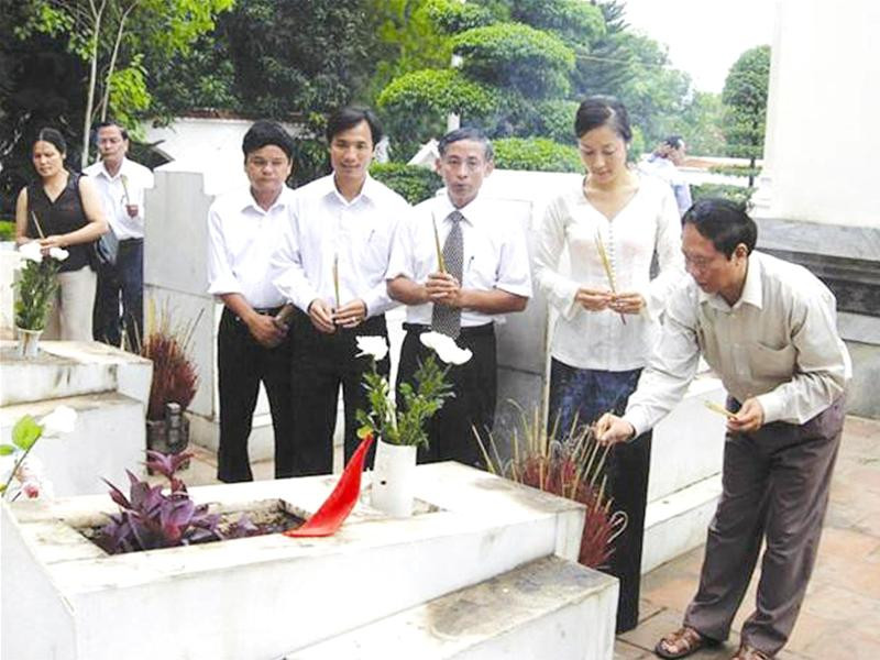 Hoa hậu Ngô Phương Lan, Tổng biên tập báo Tiền phong cùng lãnh đạo tỉnh thắp hương tưởng niệm tại khu mộ 10 cô gái Đồng Lộc Hoa hậu Ngô Phương Lan, Tổng biên tập báo Tiền phong cùng lãnh đạo tỉnh thắp hương tưởng niệm tại khu mộ 10 cô gái Đồng Lộc