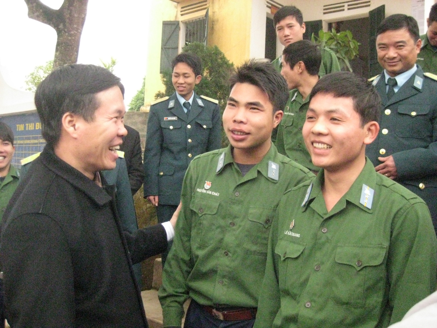 Anh Võ Văn Thưởng nói chuyện cùng các chiến sĩ trẻ của tiểu đoàn 152