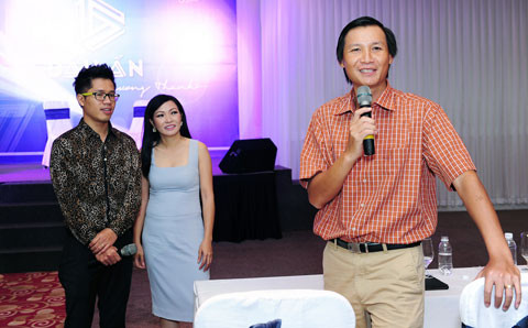 Đạo diễn Vũ Thành Vinh (phải). Ảnh: Lý Võ Phú Hưng