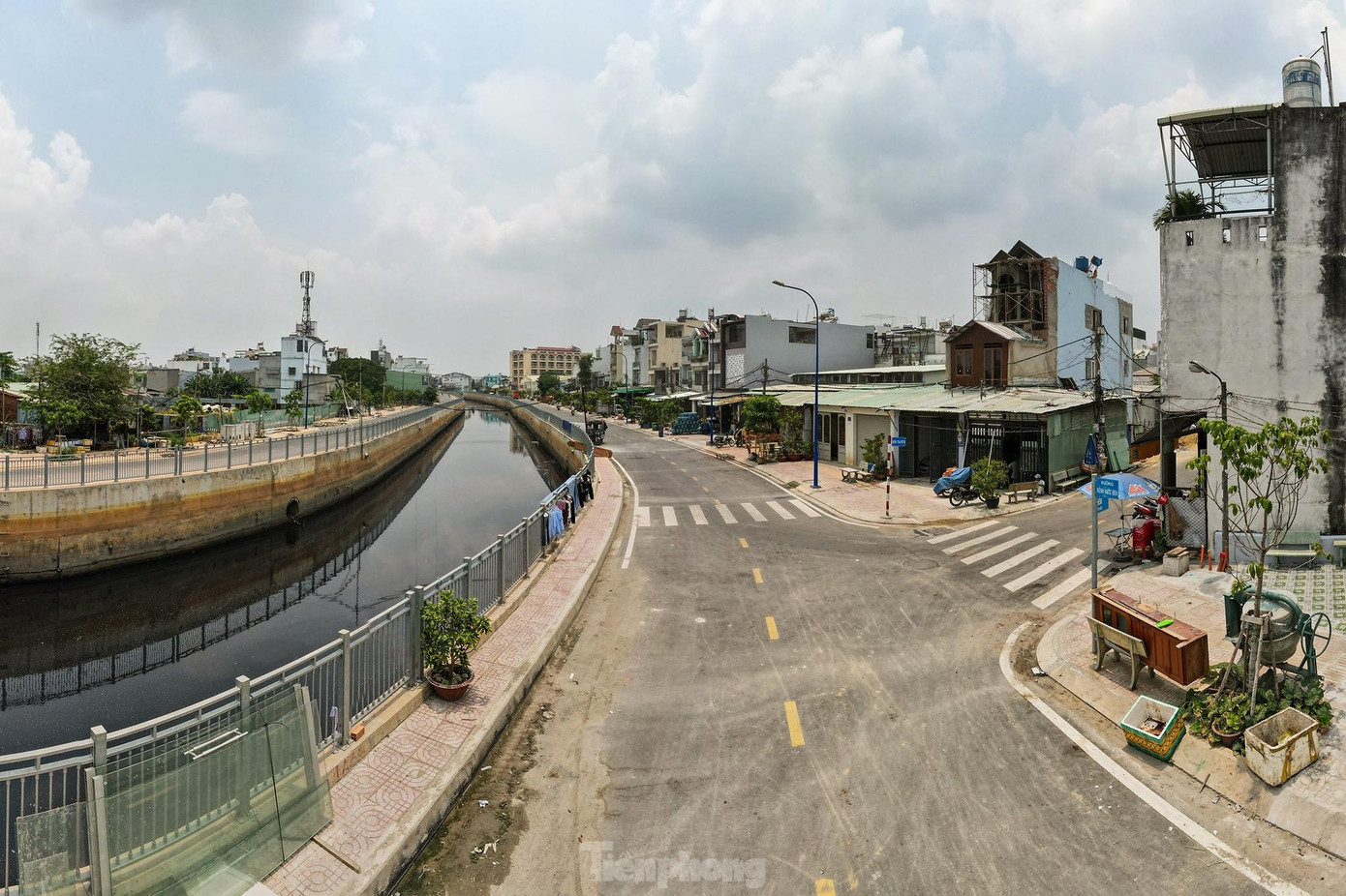 Dự án này đã góp phần thay đổi bộ mặt, cảnh quan và môi trường dọc hai bờ. Ảnh: PHẠM NGUYỄN