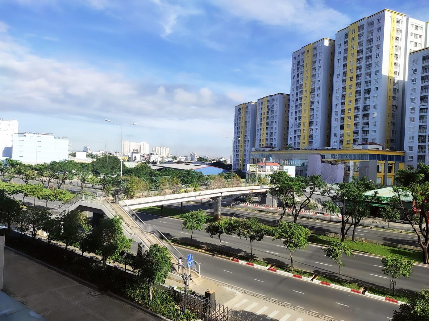 Ngày 2/9/2009, giai đoạn 1 của dự án (từ quận 1 đến huyện Bình Chánh) được thông xe. Hiện nay, đường Võ Văn Kiệt - đại lộ Đông Tây - hầm vượt sông Sài Gòn (hầm Thủ Thiêm) có vai trò giảm ách tắc giao thông cho cầu Sài Gòn và các trục chính trong thành phố. Tuyến đường này tạo trục giao thông sang Thủ Thiêm, và cải thiện môi trường ven kênh mà nó đi qua, tăng mỹ quan cho thành phố.