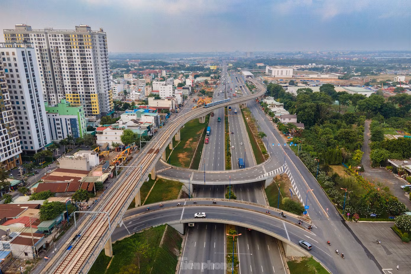 Tuyến metro số 1 (Bến Thành – Suối Tiên) đang được xây dựng và dự kiến sẽ hoàn thiện kỹ thuật vào quý IV năm 2023. Tuyến đường sắt này có đoạn đi ngầm dài 2,6 km qua 3 ga và đoạn đi trên cao dài 17,1 km qua 11 ga với tổng chiều dài là 19,7 km. Ảnh: PHẠM NGUYỄN