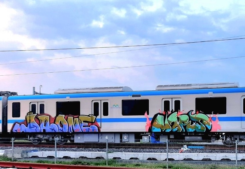 Đoàn tàu metro số 1 TPHCM đặt tại depot Long Bình tiếp tục bị bôi bẩn bởi hình vẽ graffiti. Ảnh: A.X Đoàn tàu metro số 1 TPHCM đặt tại depot Long Bình tiếp tục bị bôi bẩn bởi hình vẽ graffiti. Ảnh: A.X