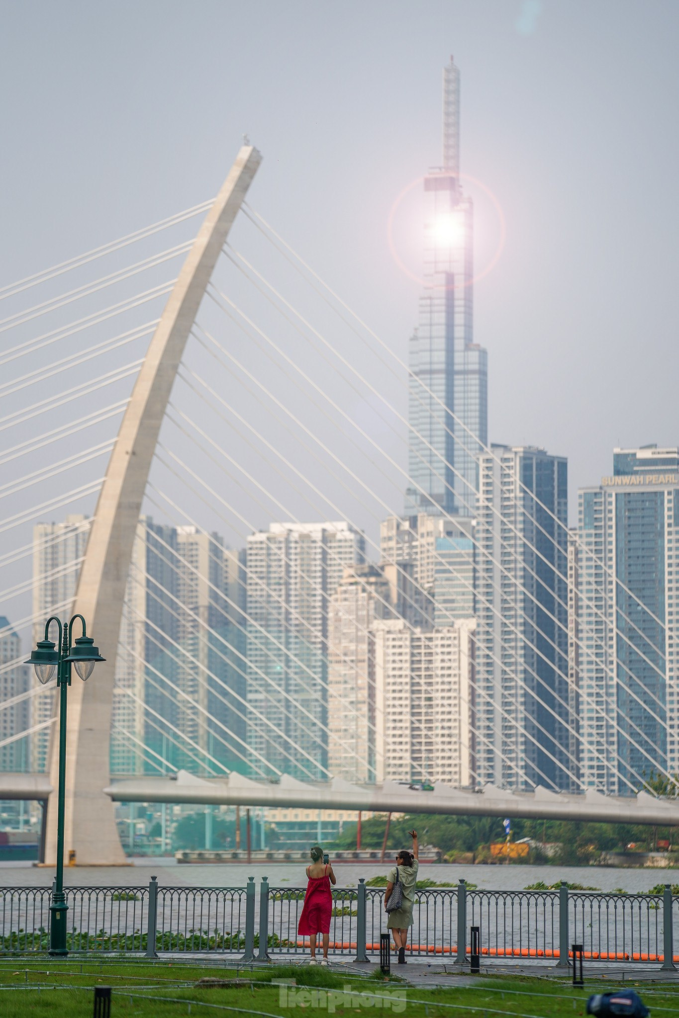 Công viên Bến Bạch Đằng và cầu Thủ Thiêm 2 (đang đề xuất mang tên Ba Son) tạo cảnh quan đẹp, thu hút khách tham quan.