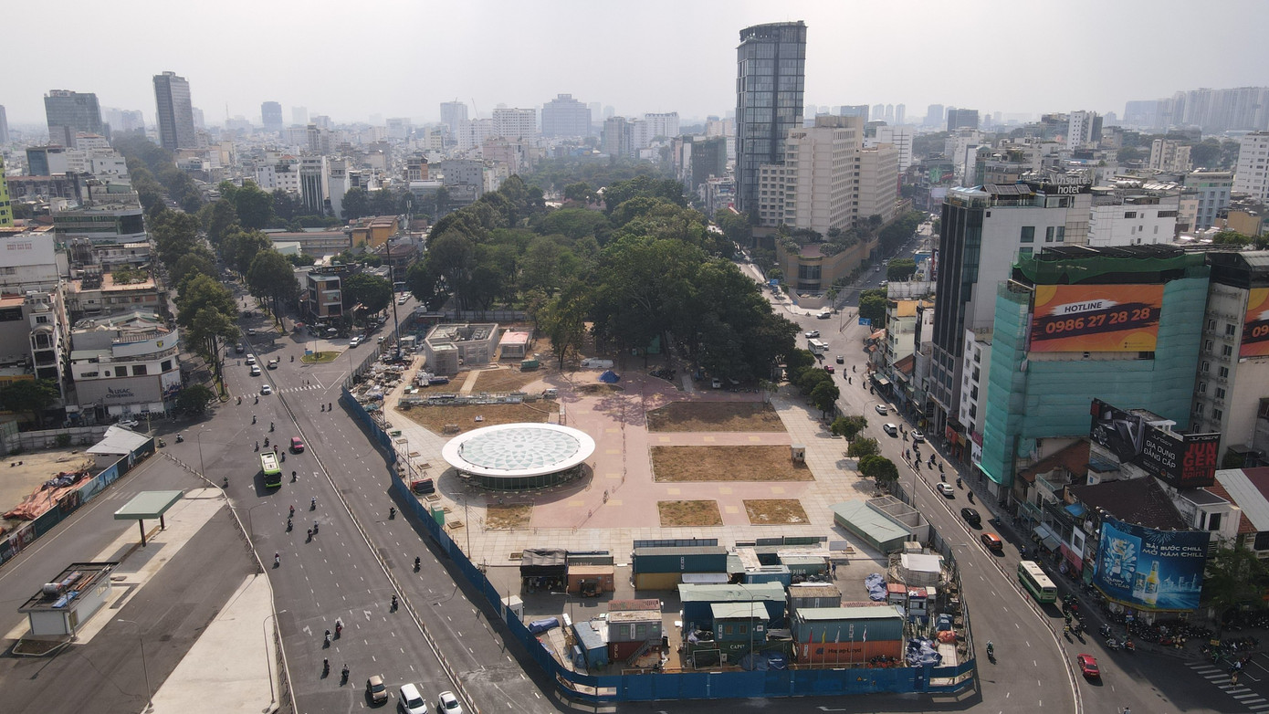 Mới đây vào sáng 25/4, Ban Quản lý Đường sắt đô thị TPHCM đã hoàn thành công tác tái lập mặt bằng, tháo dỡ một phần rào chắn và bàn giao 8.000 m2 mặt bằng Công viên 23 tháng 9 cho Trung tâm Quản lý Hạ tầng kỹ thuật (Sở Xây dựng TPHCM) tái lập cảnh quan nhằm chào mừng dịp giỗ Tổ Hùng Vương và lễ 30/4-1/5.