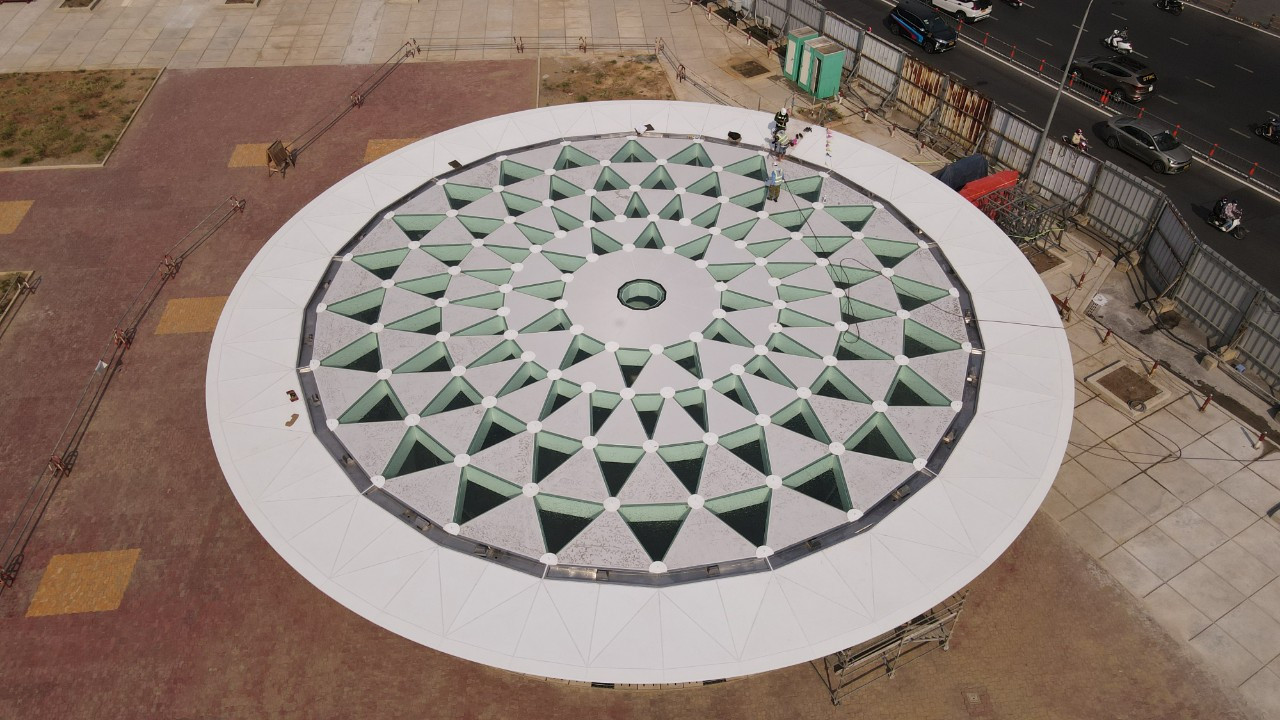 Điểm nhấn của nhà ga trung tâm Bến Thành là giếng trời lấy sáng tự nhiên có hình hoa sen.