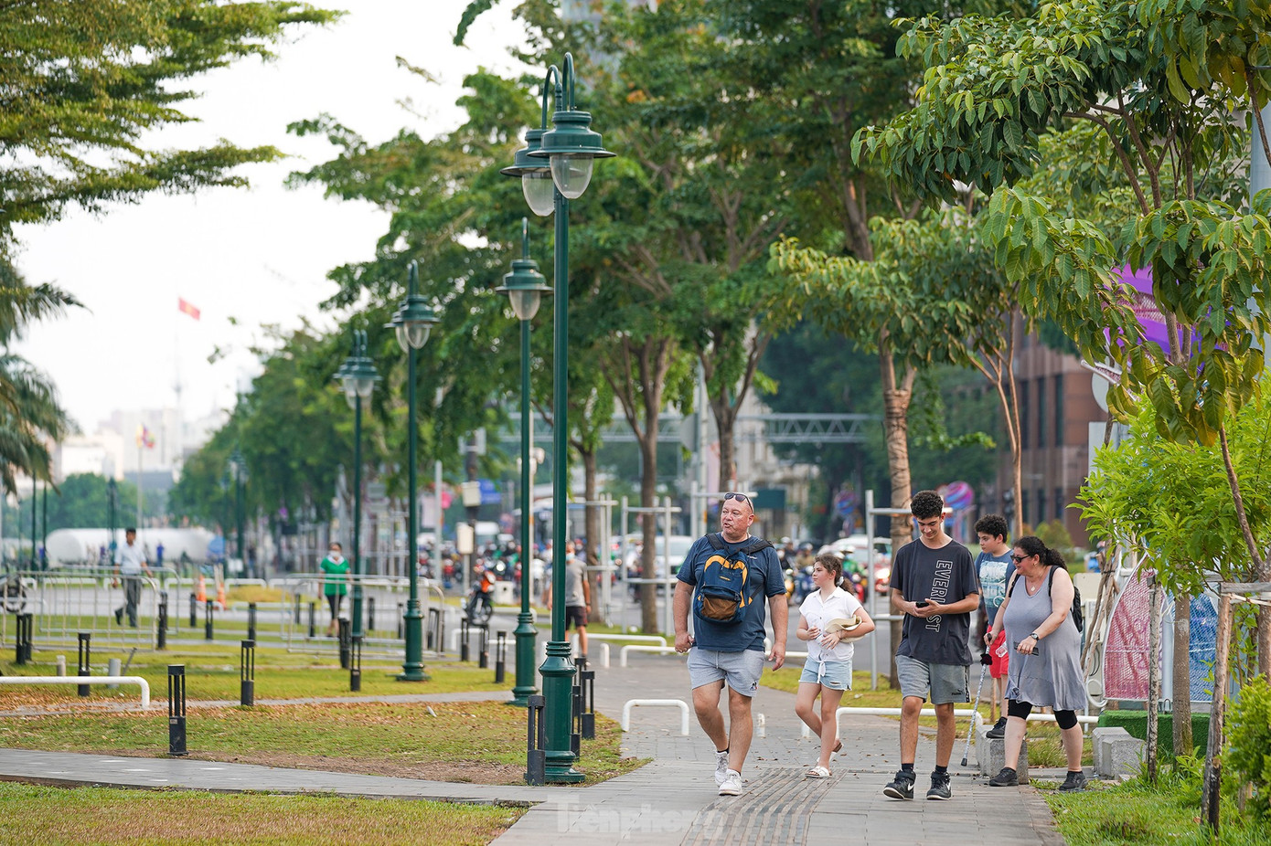 Giai đoạn 1 (từ cột cờ Thủ Ngữ đến cầu tàu số 2) rộng hơn 8.700 m2, kinh phí đầu tư 35 tỷ đồng đã thực hiện xong, trong đó đoạn từ cột cờ Thủ Ngữ đến cầu tàu số 1 hoàn thành sớm nhất. Toàn bộ công viên được lát lại đá, trồng thảm cỏ tạo lối đi, lắp lan can ở các cầu tàu và bờ sông. Ảnh: PHẠM NGUYỄN