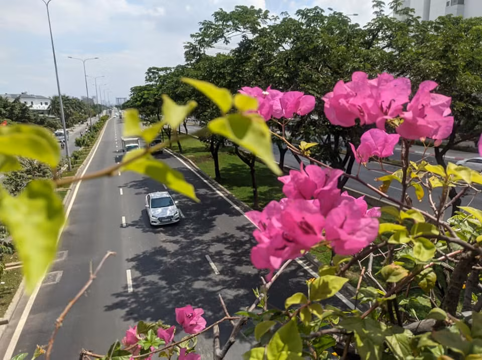 Đường Võ Văn Kiệt là tuyến đường trục xuyên tâm của TPHCM, kết nối cửa ngõ phía Tây với trung tâm thành phố. Đường có chiều dài toàn tuyến là 13,4km, điểm đầu giao với đường Tôn Đức Thắng tại quận 1 và điểm cuối giao với Quốc lộ 1 tại huyện Bình Chánh.
