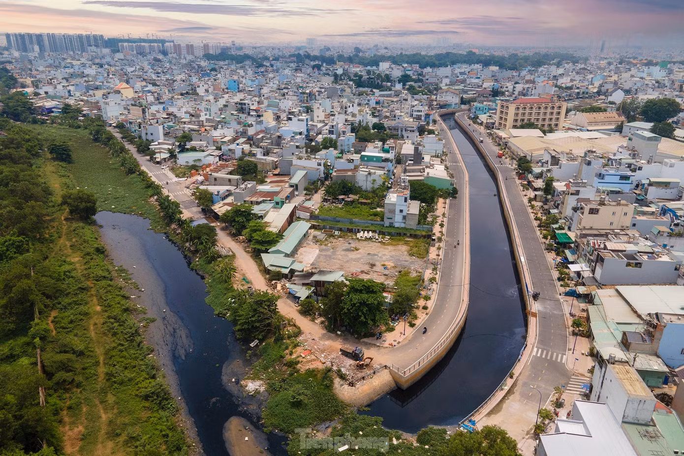 Dự án cải tạo kênh Nước Đen (nhánh bên phải) ở quận Bình Tân có tổng mức đầu tư 629 tỷ đồng. Ảnh: PHẠM NGUYỄN