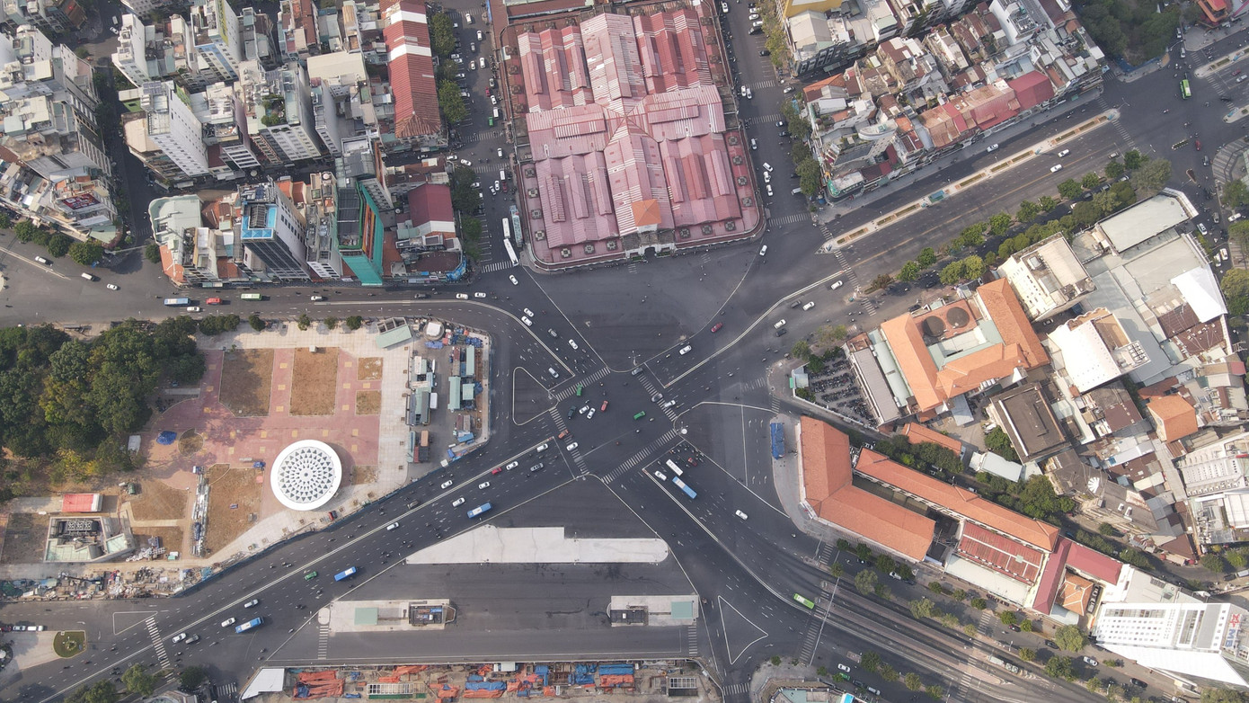 Cảnh quan bên trên khu vực nhà ga trung tâm Bến Thành - tuyến metro số 1 TPHCM.