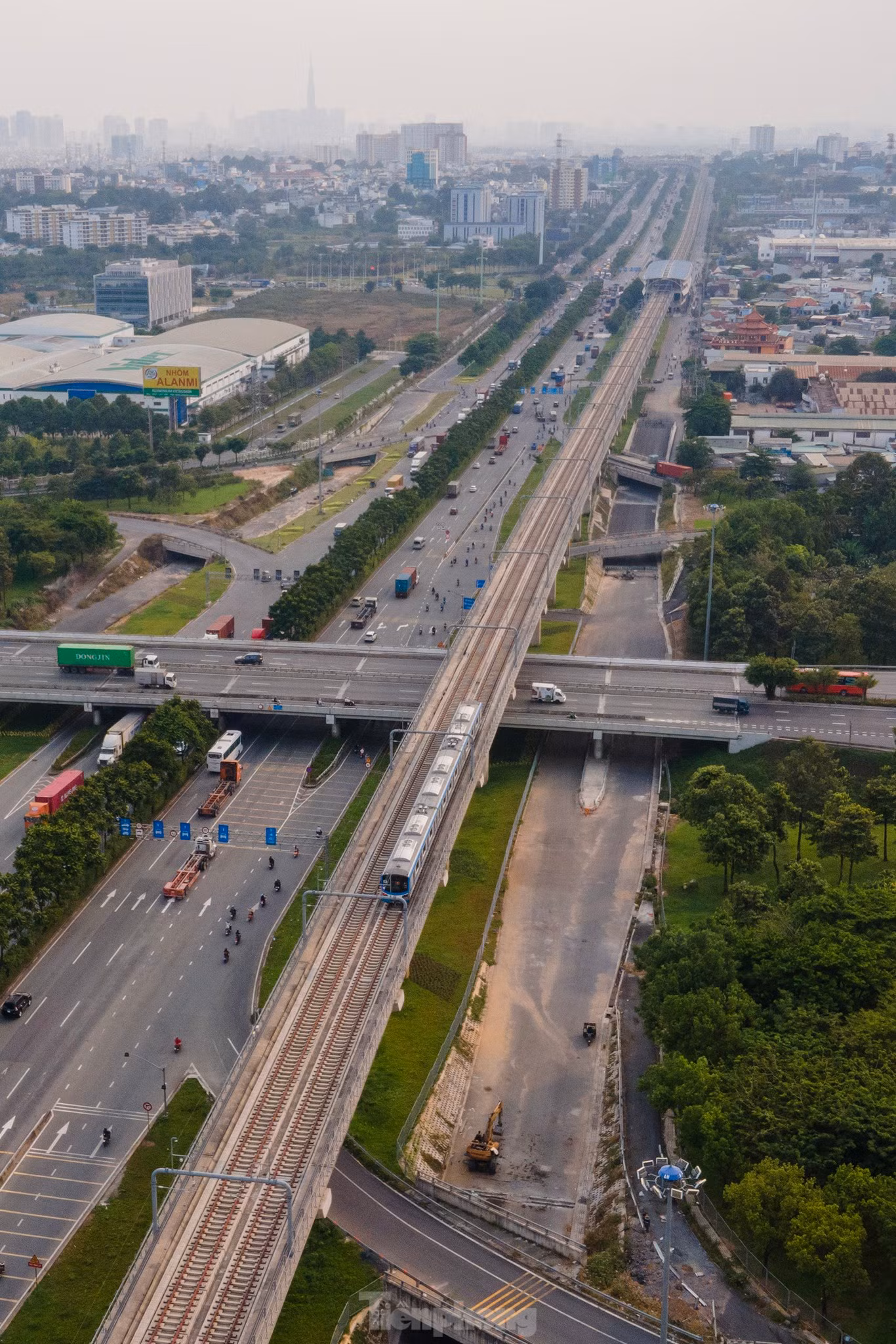Ngoài ra, tuyến metro số 1 còn góp phần thay đổi cảnh quan đô thị TPHCM từ khu vực trung tâm quận 1 đến depot Long Bình (TP Thủ Đức). Ảnh: PHẠM NGUYỄN