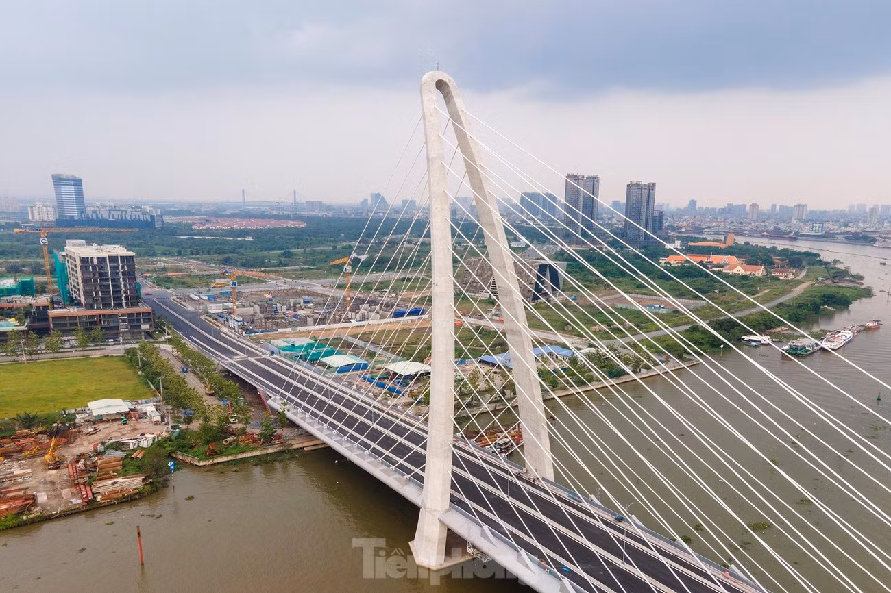 Cầu Thủ Thiêm 2 hoàn thành góp phần hoàn thiện mạng lưới giao thông trục chính, tăng cường kết nối khu trung tâm thành phố với khu đô thị mới Thủ Thiêm. Ảnh: PHẠM NGUYỄN