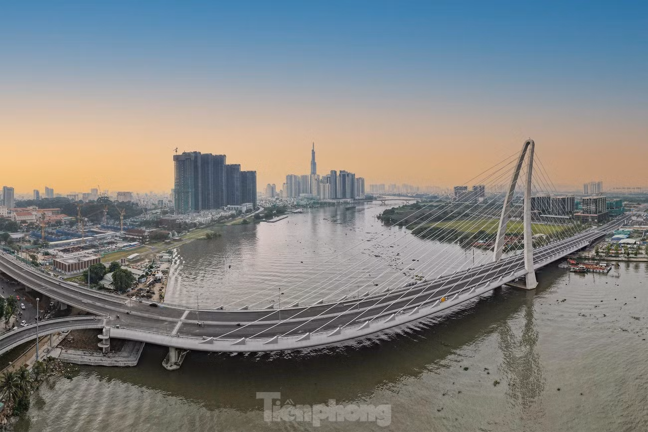 Nằm cạnh công viên bến Bạch Đằng là cầu Thủ Thiêm 2 được khánh thành vào dịp lễ 30/4 năm nay. Ông Phan Văn Mãi, Chủ tịch UBND TPHCM, cho biết cầu Thủ Thiêm 2 là công trình hạ tầng giao thông đặc biệt quan trọng, góp phần tiếp thêm động lực phát triển cho khu đô thị sáng tạo, tương tác cao phía đông thành phố và cũng là điểm nhấn kiến trúc trong tổng thể cảnh quan sông Sài Gòn. Ảnh: PHẠM NGUYỄN
