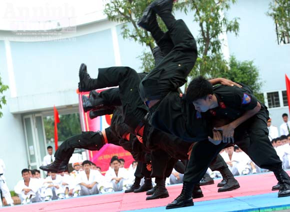 Màn đối kháng võ thuật của sinh viên Học viện Cảnh sát