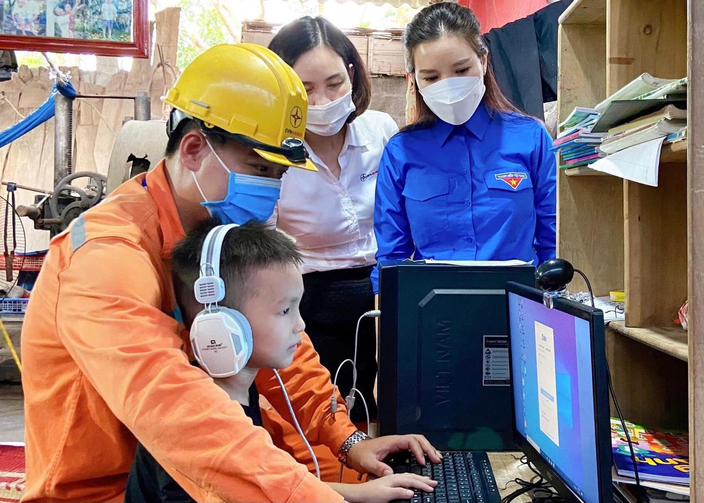 Các kỹ sư EVN Hà Nội trực tiếp mang máy tính đến tặng, lắp ráp và hướng dẫn sử dụng cho các em nhỏ. Các kỹ sư EVN Hà Nội trực tiếp mang máy tính đến tặng, lắp ráp và hướng dẫn sử dụng cho các em nhỏ.