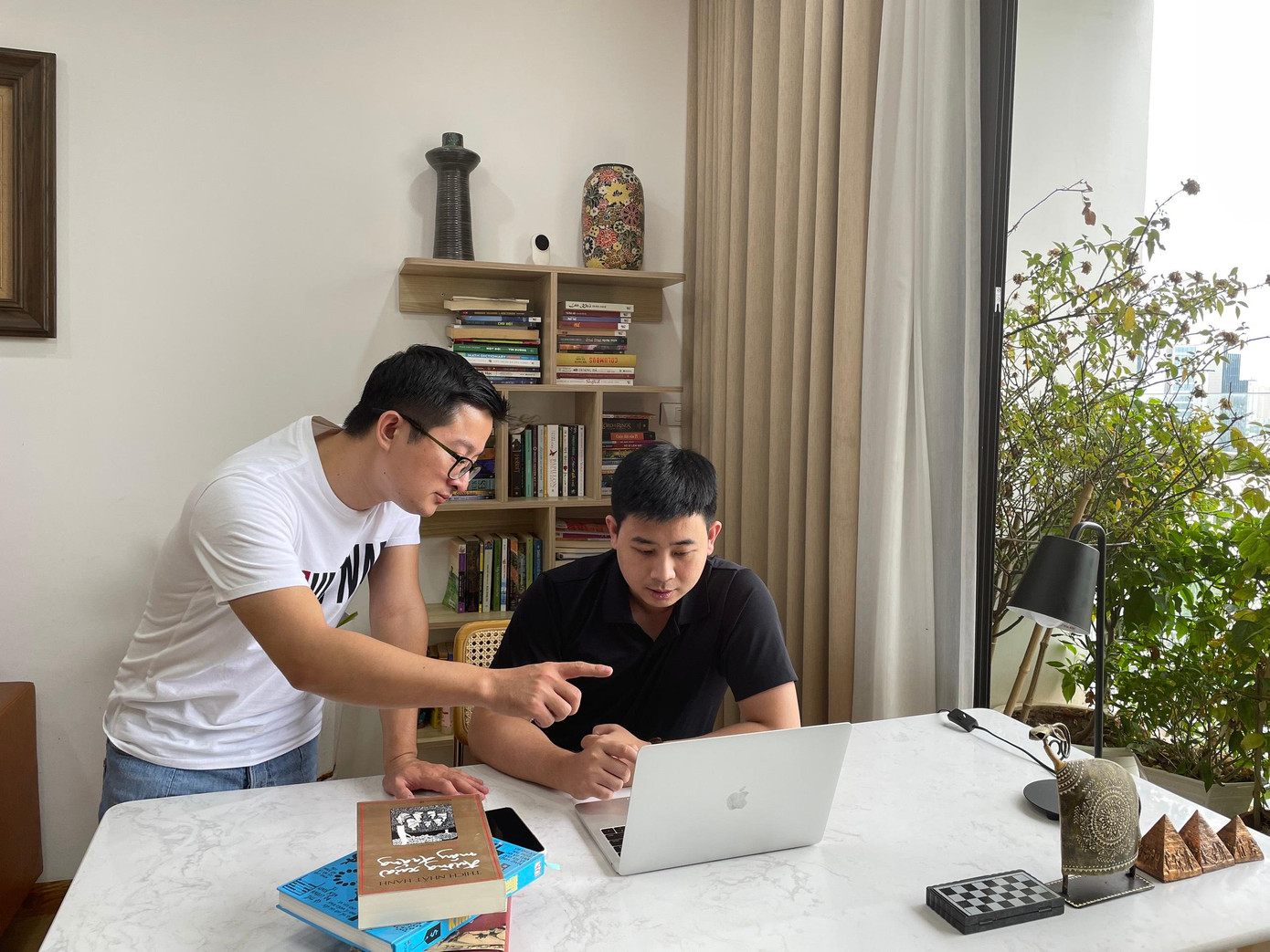 Đặng Vương Anh (bên phải) quyết tâm khai phá &quot;mảnh đất&quot; blockchain đầy mới mẻ và tiềm năng.