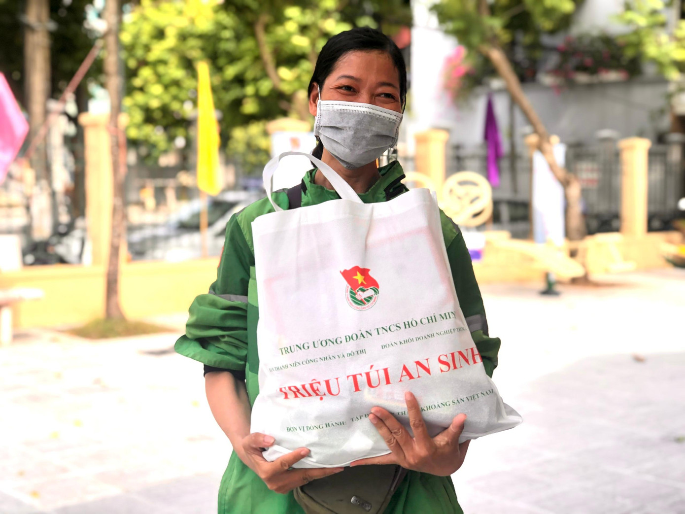 Chị Khiêm Thị Thanh mừng vui khi được trao túi quà an sinh tại gian hàng Triệu túi an sinh