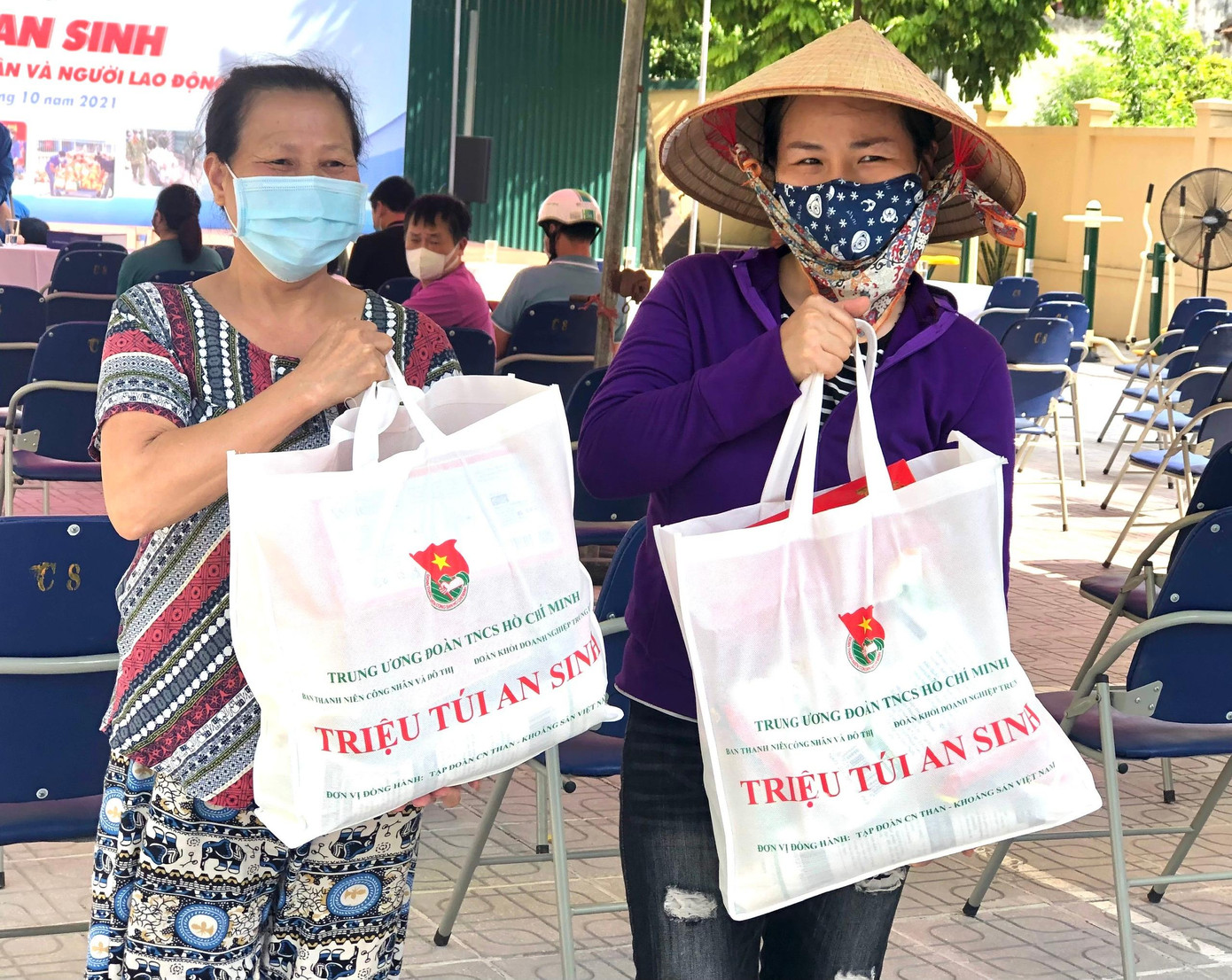 Niềm vui của người dân khi nhận quà tại gian hàng "Triệu túi an sinh"