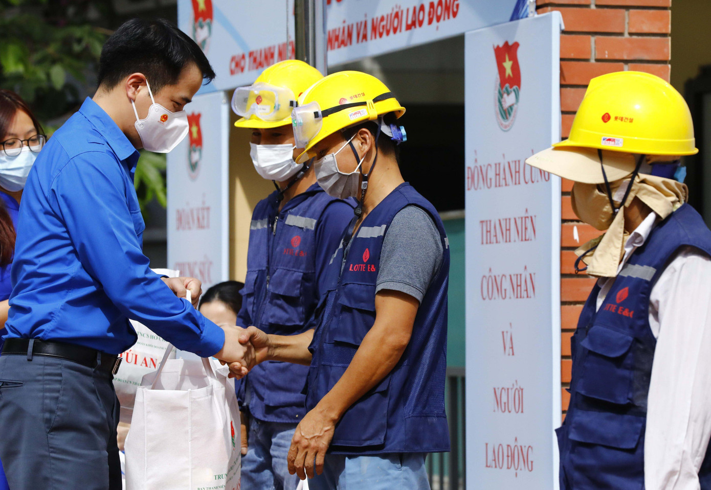 Bí thư T.Ư Đoàn Ngô Văn Cương trao tặng túi an sinh cho thanh niên công nhân