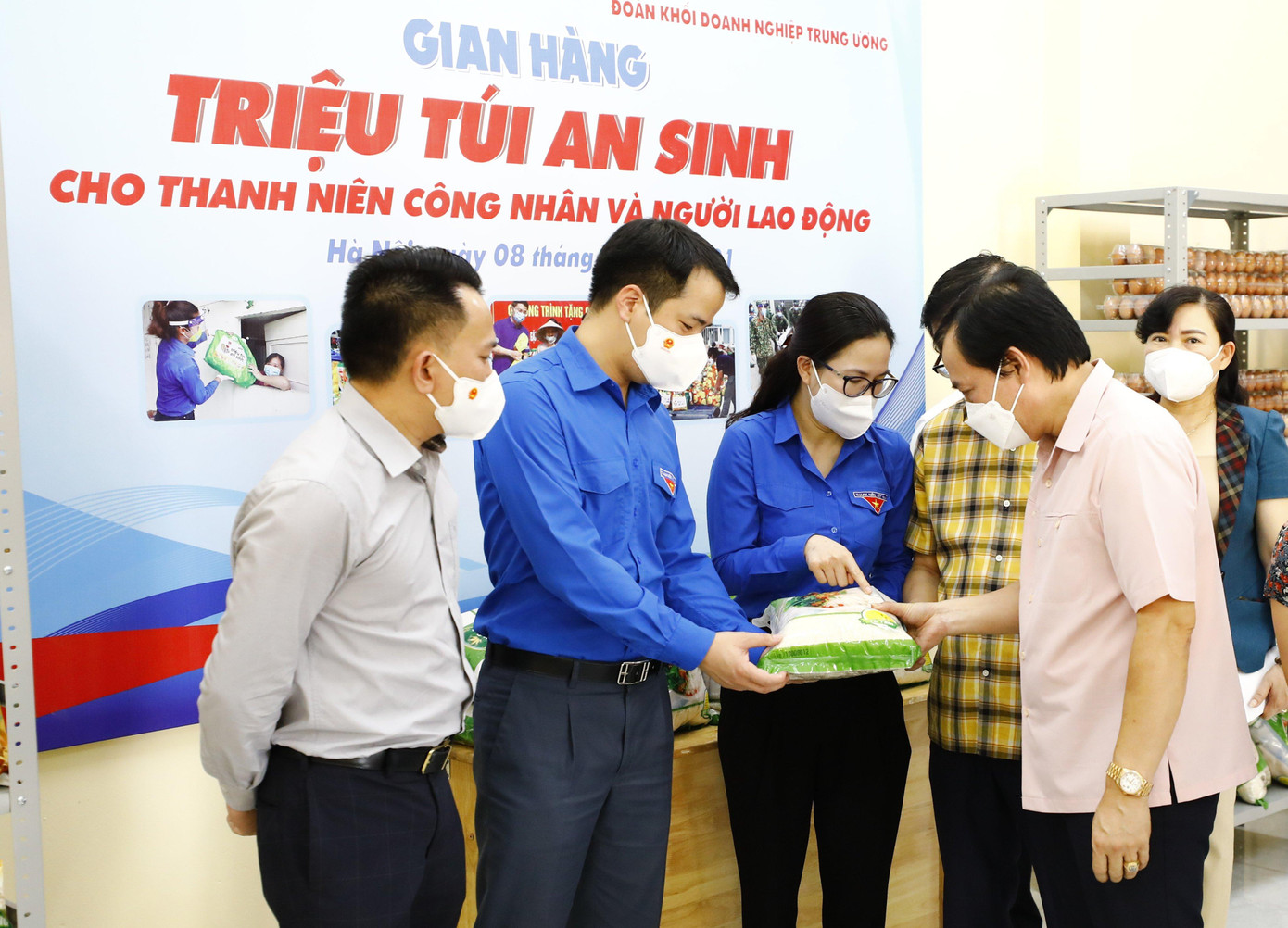 Các đại biểu tham quan gian hàng Triệu túi an sinh tại phường Phú Thượng, Quận Tây Hồ, Hà Nội