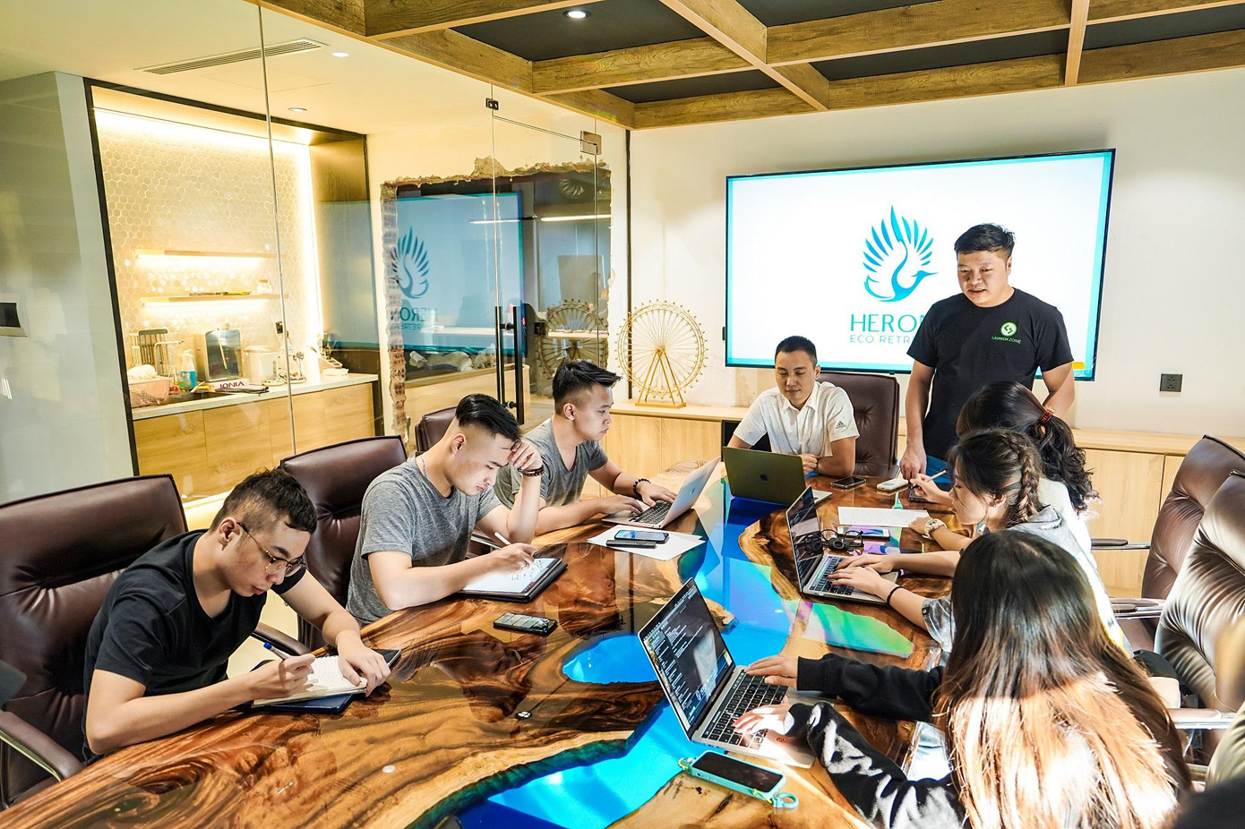 Team Launch Zone thảo luận các vấn đề về khởi nghiệp trong lĩnh vực công nghệ blockchain. Team Launch Zone thảo luận các vấn đề về khởi nghiệp trong lĩnh vực công nghệ blockchain.