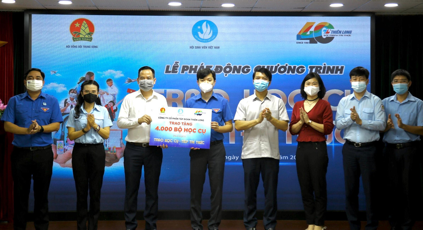 Đại diện Công ty Cổ phần Tập đoàn Thiên Long trao tặng 4.000 bộ học cụ (giai đoạn 1) cho chương trình “Trao học cụ - Tiếp tri thức” năm 2021.
