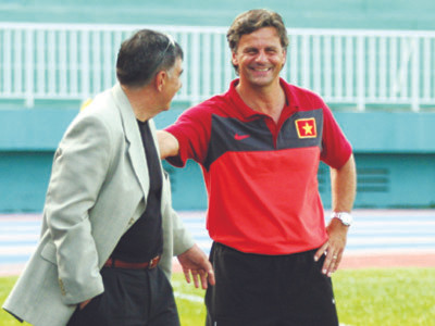HLV Falko Goetz (phải) và HLV Ranko 