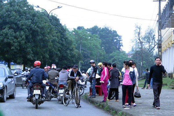 Dân 'phe' bày bán công khai vé trận SLNA - HAGL ngay sân Vinh ảnh 10