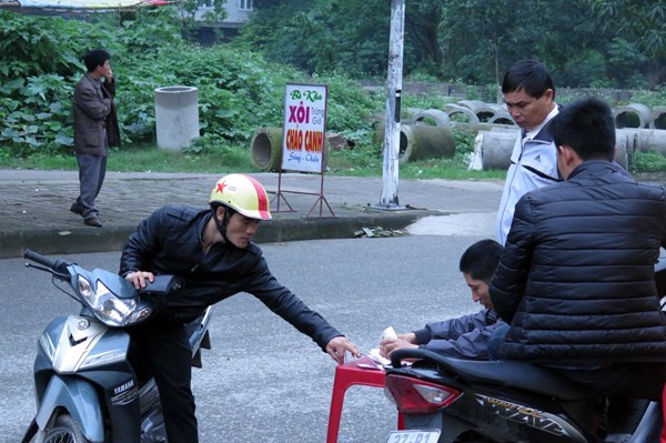 Dân 'phe' bày bán công khai vé trận SLNA - HAGL ngay sân Vinh ảnh 2