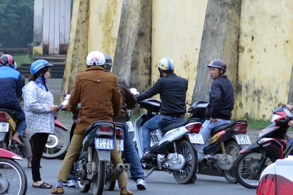 Dân 'phe' bày bán công khai vé trận SLNA - HAGL ngay sân Vinh ảnh 7