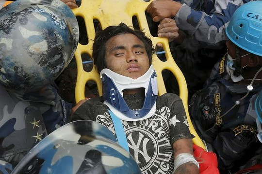 Sống sót sau 5 ngày bị chôn dưới đống đổ nát động đất ảnh 1