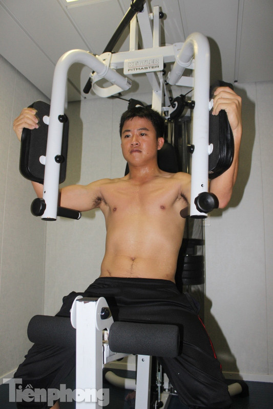 Bên trong 'kình ngư' số 1 của Cảnh sát biển Việt Nam ảnh 4