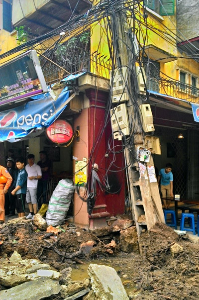 Hà Nội: Xà cừ cổ thụ bật gốc, một nữ sinh bị thương ảnh 2