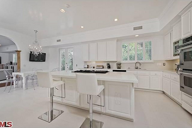 Phòng khách sử dụng gam màu trắng nhưng không hề có cảm giác lạnh lẽo. Phòng bếp mang phong cách Địa Trung Hải. Phòng ngủ có ban công phía ngoài, một không gian lãng mạn!