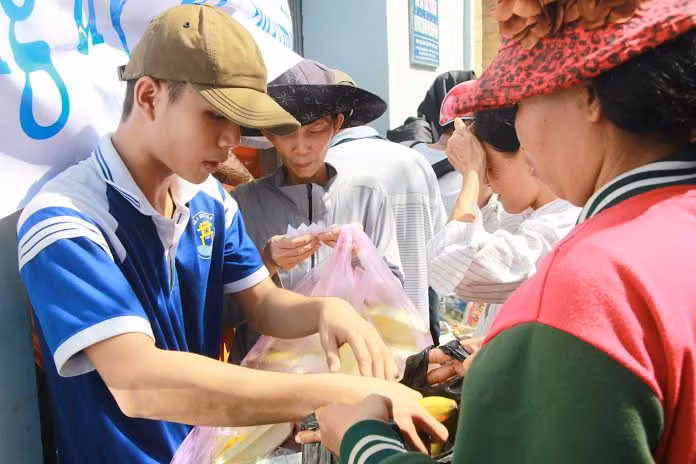 1.000 phần cơm ấm lòng người nghèo ảnh 4