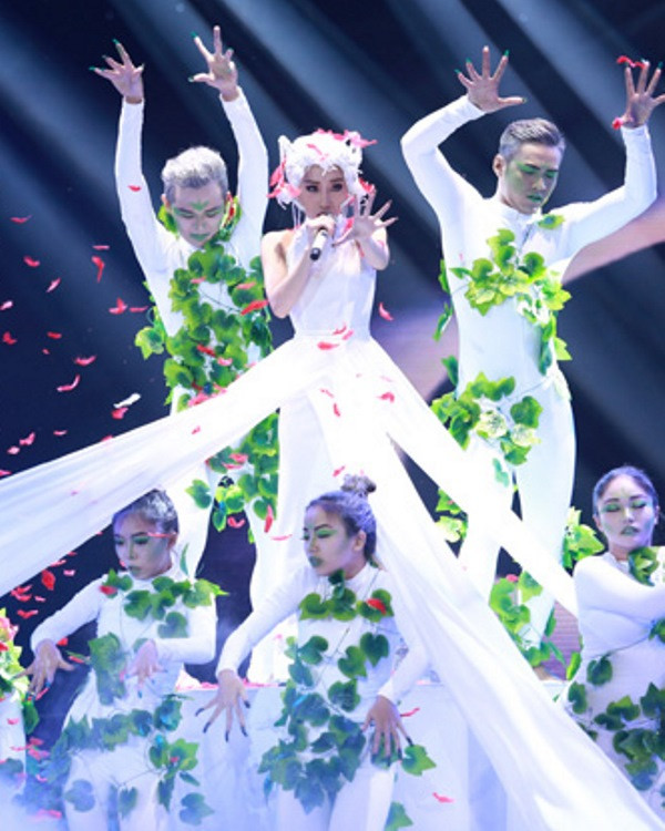 Hương Tràm gây bất ngờ với hình ảnh “cô gái tóc bạc“ ảnh 9