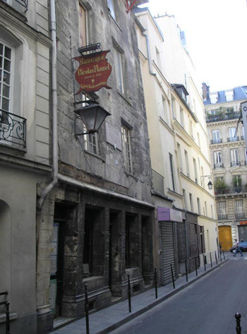 Ông thủ thư và lời đồn kinh dị về hòn đá phù thủy ảnh 2