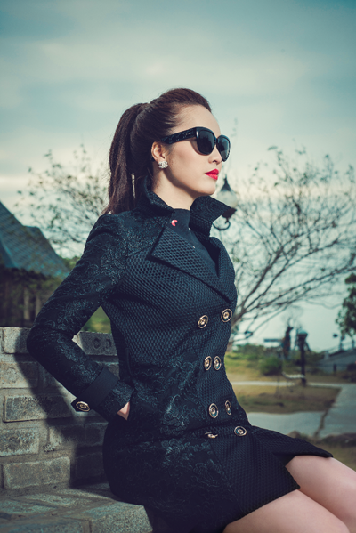 Á Hậu Thụy Vân biến đổi với hàng hiệu ảnh 2