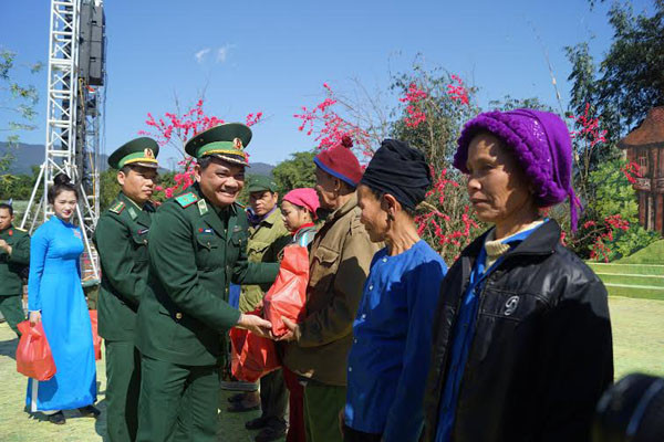 Sưởi ấm biên cương ảnh 7