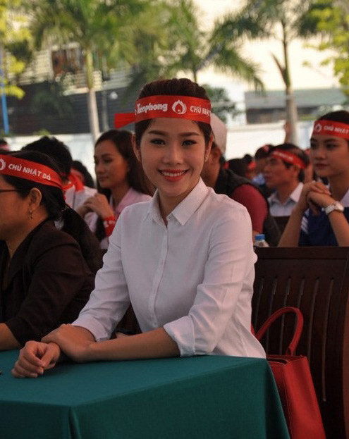 Người đẹp hào hứng tham gia 'Chủ nhật Đỏ' ảnh 5