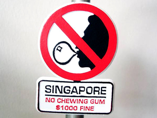 Điều cấm kỳ lạ ở các điểm du lịch khắp thế giới ảnh 1