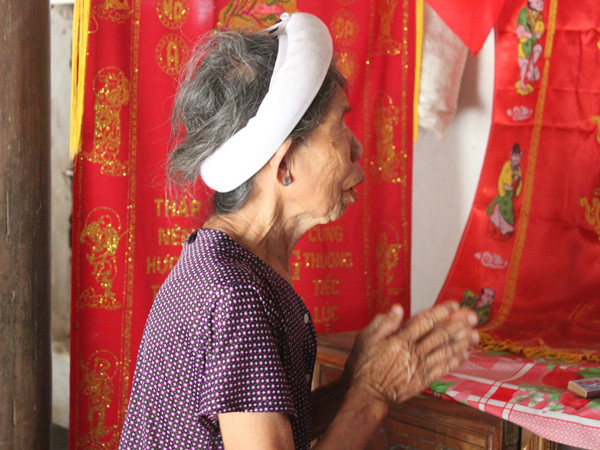 Người thân của thủy thủ Hồ Xuân Hương (Quỳnh Lưu, Nghệ An) cầu khấn cho anh được bình an trong thời gian bị cướp biển bắt giữ