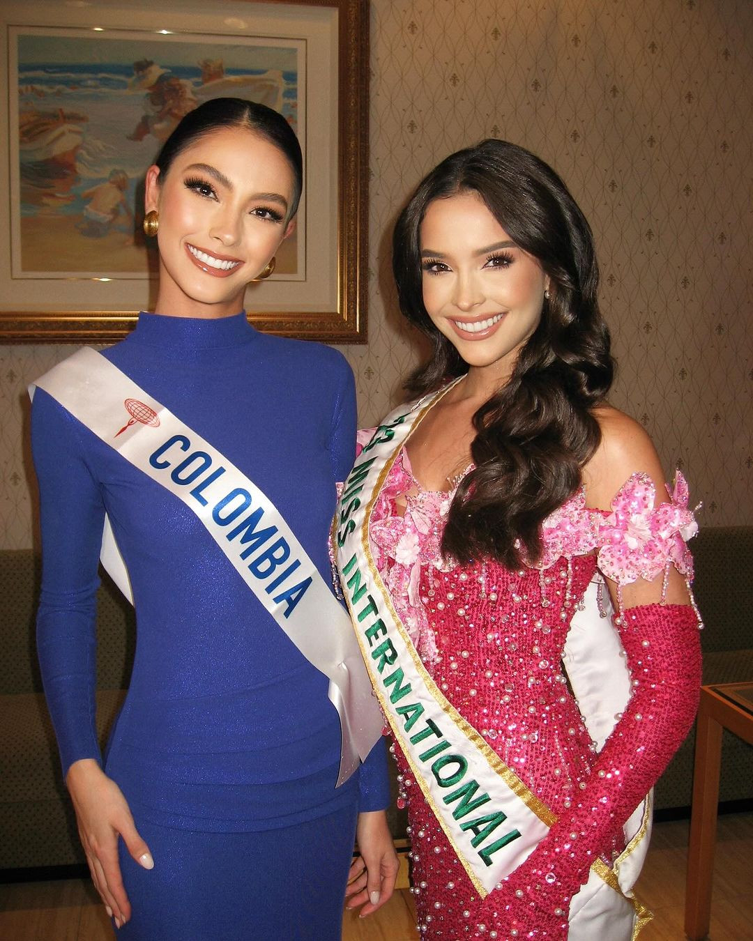 Đại diện Colombia chụp ảnh cùng đương kim Hoa hậu Quốc tế 2023 Andrea Rubio. Đại diện Colombia chụp ảnh cùng đương kim Hoa hậu Quốc tế 2023 Andrea Rubio.