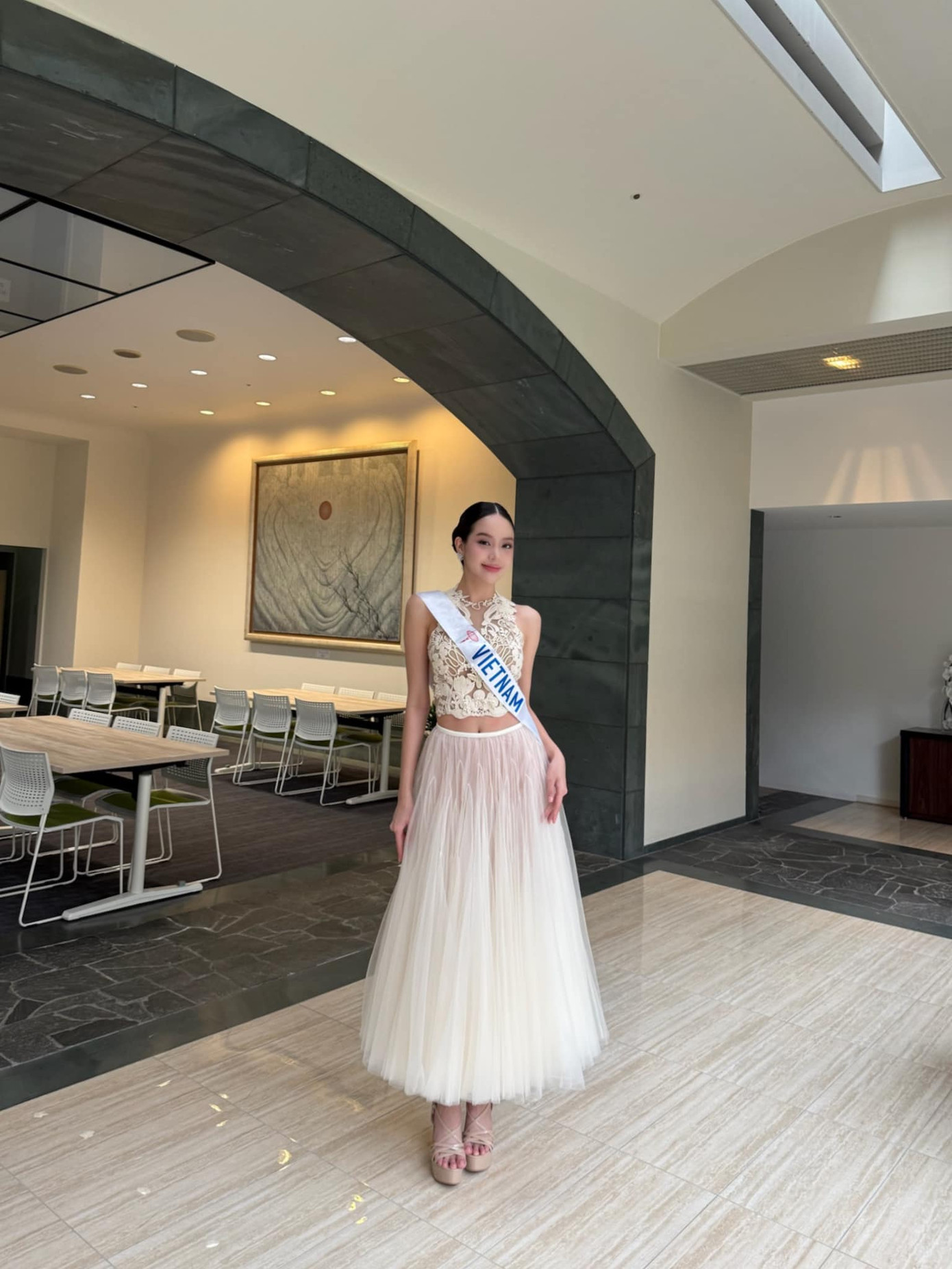 Trong một hoạt động trước đó, Thanh Thủy lựa chọn trang phục yêu kiều với điểm nhấn là áo crop-top khoe eo thon, kết hợp cùng chân váy xòe. Trong một hoạt động trước đó, Thanh Thủy lựa chọn trang phục yêu kiều với điểm nhấn là áo crop-top khoe eo thon, kết hợp cùng chân váy xòe.