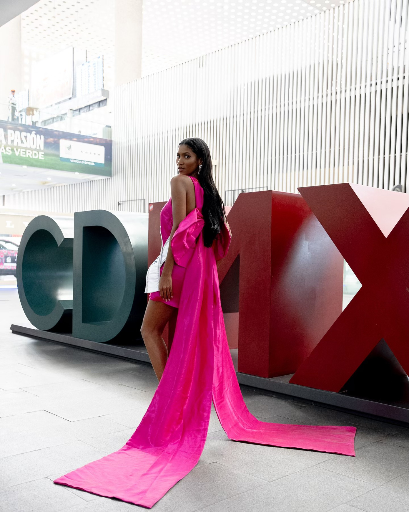 Dàn thí sinh Hoa hậu Hoàn vũ 2024 đã có mặt ở Mexico và tham gia các hoạt động chính thức của cuộc thi. Không khí tại thành phố Mexico trở nên náo nhiệt khi 130 thí sinh từ khắp nơi trên thế giới đổ về trong những bộ trang phục lộng lẫy.