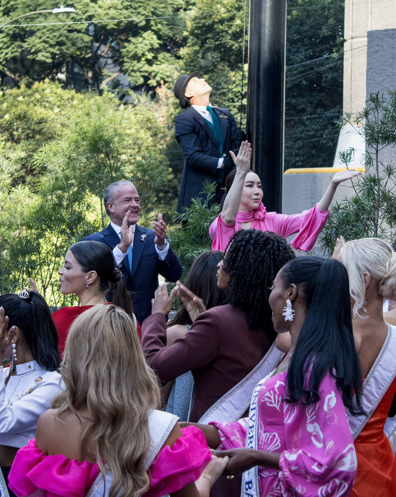 Nữ tỷ phú chuyển giới Anne Jakrakutatip và doanh nhân Raul - đồng sở hữu cuộc thi - chào đón các thí sinh về tham dự cuộc thi năm nay.