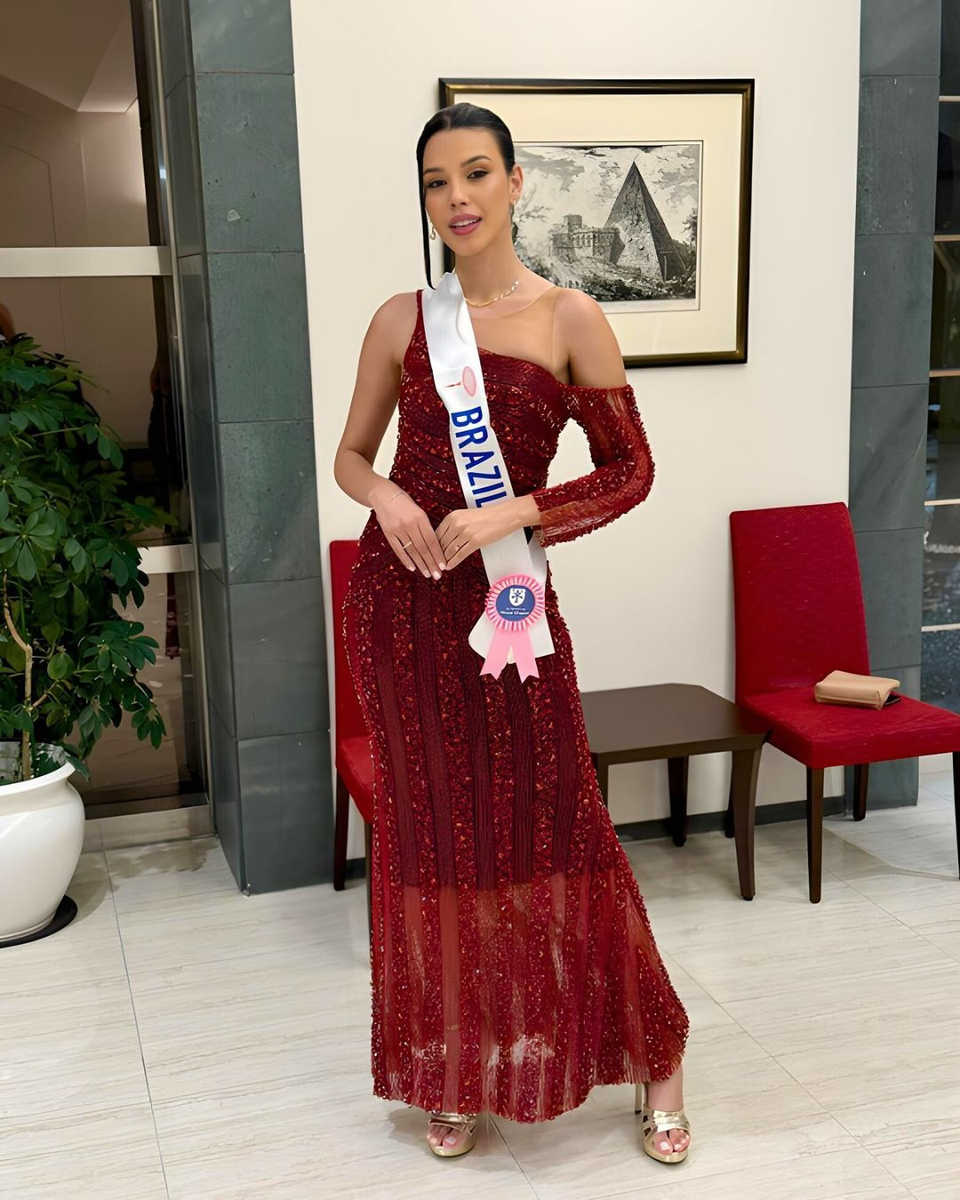 Đại diện Brazil gây ấn tượng với bộ váy dạ hội đính kết tông màu đỏ rực. Đại diện Brazil gây ấn tượng với bộ váy dạ hội đính kết tông màu đỏ rực.